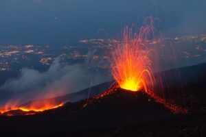 L’Etna tiene svegli i paesi pedemontani: forti boati e tremori cessati alle 6 di stamani (VIDEO)