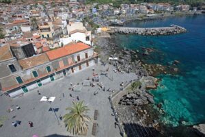 Ferragosto sicuro: controlli interforze a terra e a mare. Elicotteri alla Plaia di Catania, Aci Trezza e Aci Castello