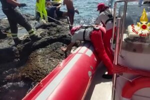 Acireale, prete fa il bagno a Capomulini e si sente male: immediati i soccorsi