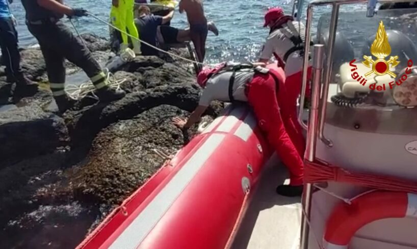 Acireale, prete fa il bagno a Capomulini e si sente male: immediati i soccorsi