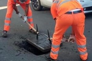 Catania, intervento dell’amministrazione: puliti caditoie, tombini e canali d’acqua intasati dalla cenere vulcanica