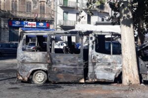 Paternò, furgone distrutto dalle fiamme in Piazza Vittorio Veneto: matrice incerta