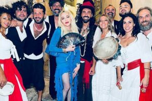 Madonna canta ‘Bella ciao’ a Ostuni per la festa di compleanno (VIDEO)