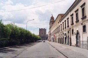 Adrano, a ‘passeggio’ con l’auto in via Roma: senza patente e senza assicurazione. Denunciato 26enne