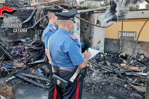 I Carabinieri della Stazione Ognina e del Nucleo Radiomobile del Comando Provinciale hanno arrestato nella flagranza un pregiudicato catanese di 40 anni, poiché ritenuto responsabile di tentato omicidio e incendio doloso.