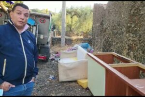 Biancavilla, lotta alle discariche abusive: l’assessore fa ripulire un’area delle Vigne imbrattata da uno ‘zozzone’ (VIDEO)