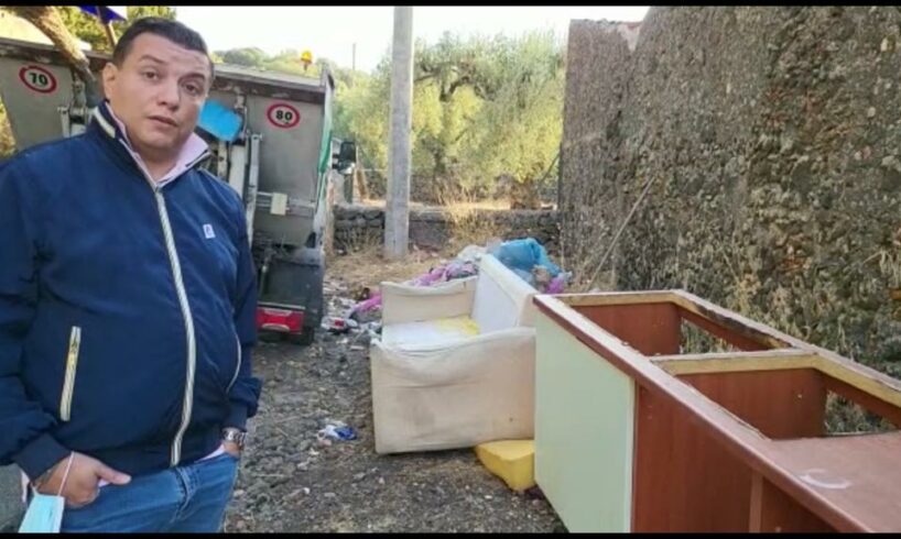 Biancavilla, lotta alle discariche abusive: l’assessore fa ripulire un’area delle Vigne imbrattata da uno ‘zozzone’ (VIDEO)