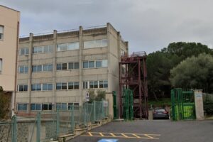 Paternò, ladri visitano il Poliambulatorio di via Livorno: danneggiate le porte d’ingresso