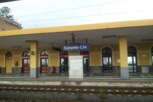 Catania, travolta da un treno vicino alla Stazione centrale: è giallo sulla morte di una 50enne