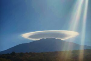 Etna, giochi di luce illuminano la ‘Contessa’: stavolta è l’aureola a dare spettacolo (VIDEO)