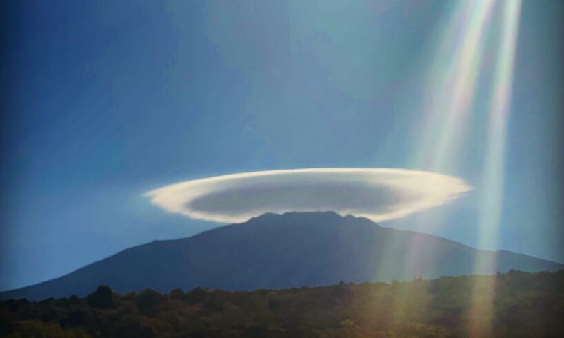 Etna, giochi di luce illuminano la ‘Contessa’: stavolta è l’aureola a dare spettacolo (VIDEO)