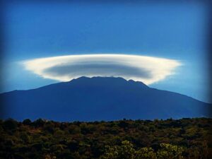 Etna, giochi di luce illuminano la ‘Contessa’: stavolta è l’aureola a dare spettacolo (VIDEO)