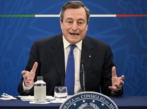 Covid, Draghi dice sì a terza dose e vaccino obbligatorio: “Governo va avanti non vedo disastri all’orizzonte”