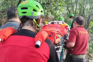 Gurne dell’Alcantara, Soccorso Alpino recupera escursionista dopo caduta: fuori da zona impervia con una barella