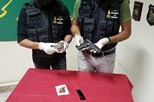 Catania, pistola in tasca (con matricola abrasa) e marijuana a casa: arrestato 35enne di Lentini