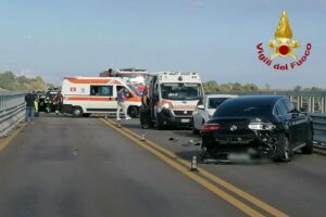 Belpasso, incidente lungo la A19 coinvolge 4 auto: due feriti. Strada chiusa temporaneamente