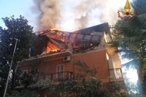 Roma, crolla palazzina dopo esplosione: forse è una fuga di gas