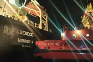 Porto di Catania, brucia il fosforo giallo nel container di una nave: intervento dei Vigili del Fuoco