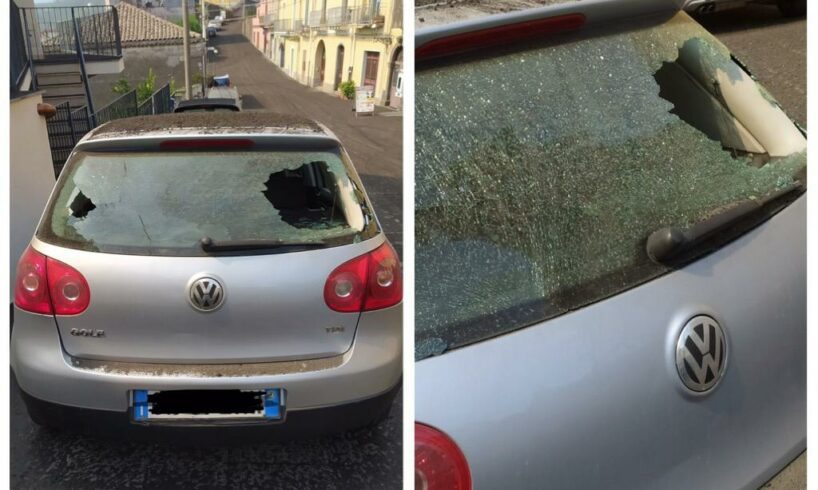 Sant’Alfio, ‘pietre’ di lava sfondano il lunotto di un’auto: oggi durante la fase parossistica dell’Etna