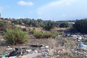 Paternò, discarica illegale in via Lucania (accanto all’istituto agrario): e anche l’asfalto è saltato