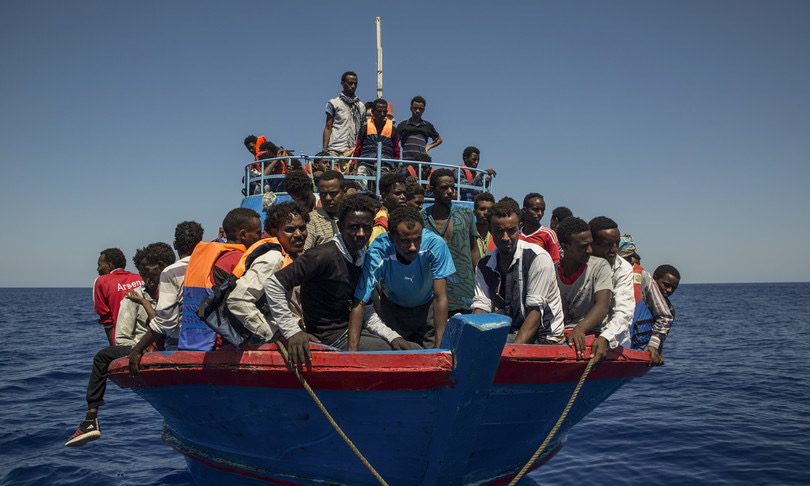 A Lampedusa maxi sbarco di migranti: oltre 500 su vecchio peschereccio