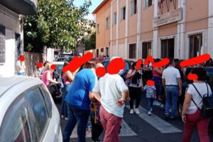 Paternò, caos e traffico davanti alla scuola “Giovanni XXIII”: la denuncia di un componente dell’associazione ‘San Biagio’