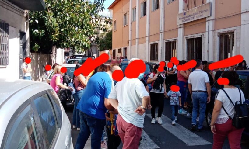 Paternò, caos e traffico davanti alla scuola “Giovanni XXIII”: la denuncia di un componente dell’associazione ‘San Biagio’