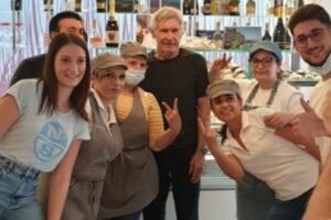 Paternò, l’arrivo a sorpresa di Indiana Jones-Harrison Ford: pausa per un pranzo veloce e tante foto dei fan