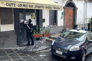 Bronte, festa con cantante neomelodico interrotta dai militari: 40 persone senza mascherina in uno spazio ristretto