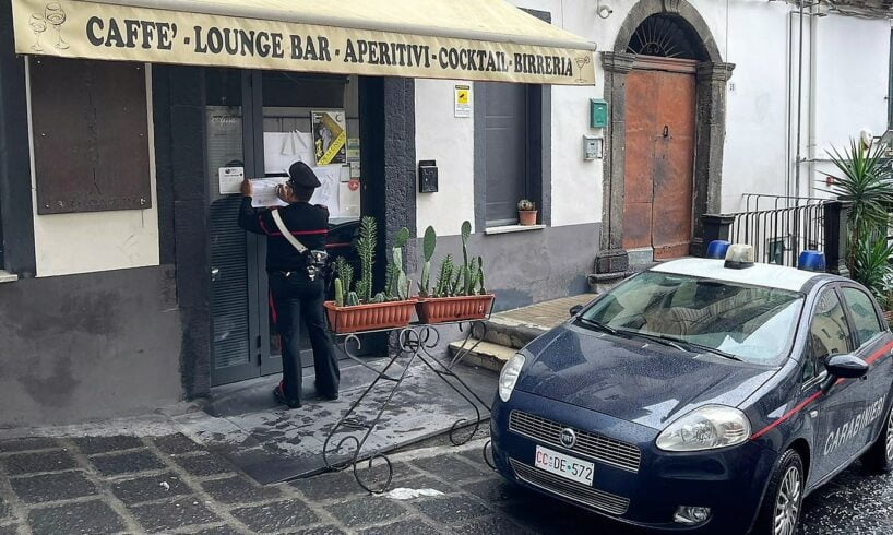 Bronte, festa con cantante neomelodico interrotta dai militari: 40 persone senza mascherina in uno spazio ristretto