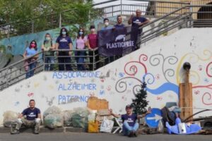 Paternò, i volontari di Plastic Free ripuliscono il piazzale davanti a Casa Coniglio: raccolti 83 kg di rifiuti