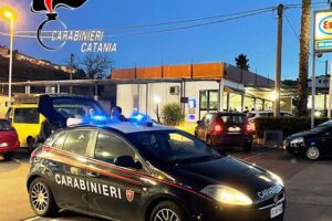 Paternò, ruba pc e iPad dopo aver manomesso il braccialetto: si aggrava misura cautelare per 18enne