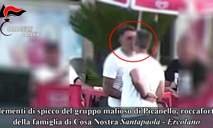 Mafia, operazione ‘Picaneddu’: 15 arresti per droga ed estorsione. Il bacio in bocca dei boss. Sequestrata casa discografica dei neomelodici