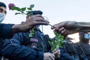 Green Pass: “Ti regalerò una rosa”. Le donne hanno donato un fiore ai poliziotti che presidiano la protesta