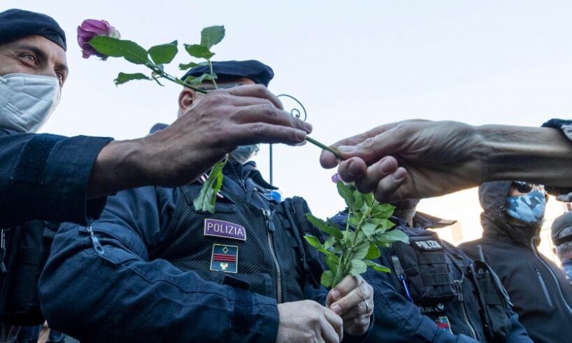 Green Pass: “Ti regalerò una rosa”. Le donne hanno donato un fiore ai poliziotti che presidiano la protesta