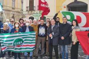 Paternò, in Piazza Indipendenza presidio Pd contro tutti i fascismi: “Città democratica non sta in silenzio”