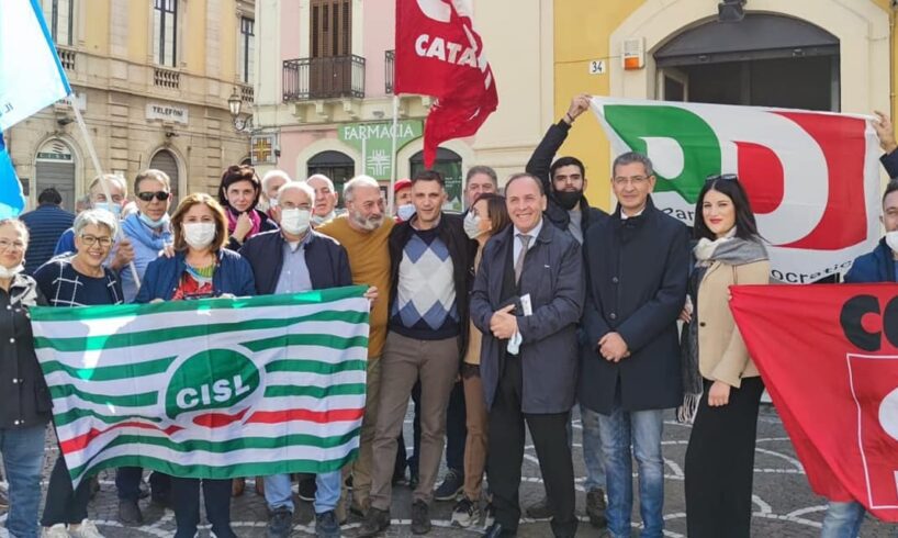 Paternò, in Piazza Indipendenza presidio Pd contro tutti i fascismi: “Città democratica non sta in silenzio”