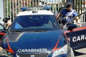 Palagonia, 43enne di Caltagirone arrestato nascondeva droga nelle mutande: suo amico aveva due coltelli