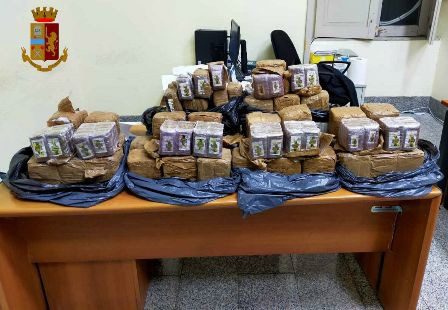 Adrano, sequestrati 55 kg di hashish nascosti in un Tir: 53enne arrestato