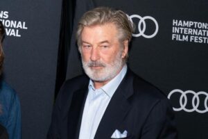 Tragedia sul set: l’attore Alec Baldwin spara con una pistola di scena e uccide la direttrice della fotografia. Ferito il regista