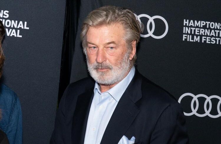 Tragedia sul set: l’attore Alec Baldwin spara con una pistola di scena e uccide la direttrice della fotografia. Ferito il regista