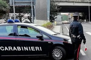 Misterbianco, picchia la fidanzata per gelosia e la lancia fuori dall’auto: 40enne arrestato per lesioni