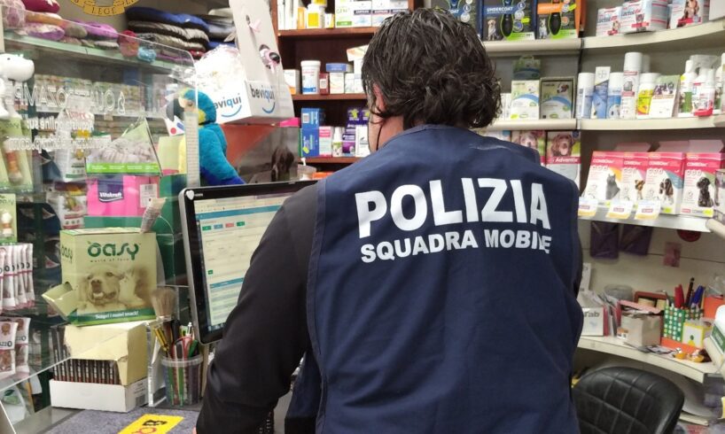 Catania, con mascherina chirurgica e pistola rapina esercizio commerciale: 57enne arrestato