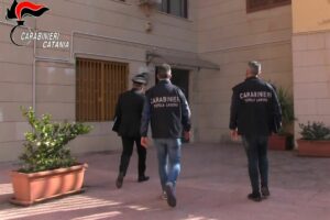 Sicilia, truffe all’Inps e falsi braccianti: nell’ultimo anno Carabinieri denunciano 880 persone, 52 arrestate