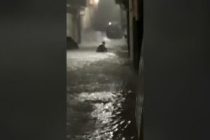 Paternò, maltempo e allagamenti: la coraggiosa immersione di un residente in via Gessai per liberare la caditoia (VIDEO)