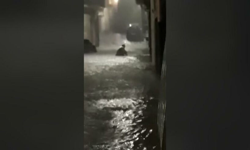 Paternò, maltempo e allagamenti: la coraggiosa immersione di un residente in via Gessai per liberare la caditoia (VIDEO)