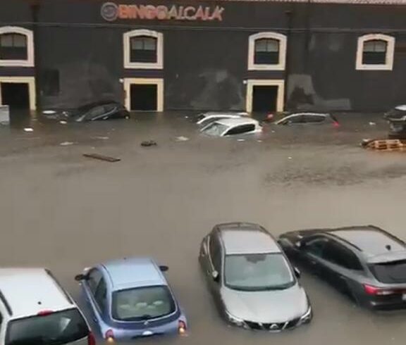 Maltempo a Catania, il ‘vascone’ di Piazza Alcalà: automobilisti bloccati dentro le vetture (VIDEO)