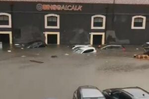 Maltempo a Catania, il ‘vascone’ di Piazza Alcalà: automobilisti bloccati dentro le vetture (VIDEO)