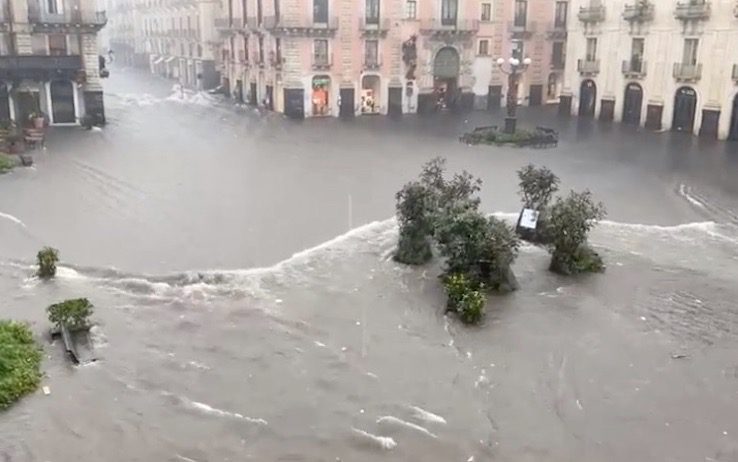 Maltempo a Catania, sindaco Pogliese ordina la chiusura immediata di tutte le attività commerciali. Ai cittadini: "Non uscite di casa"