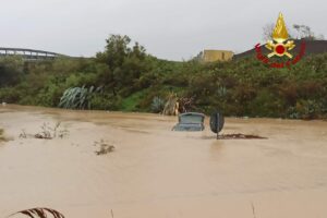 Maltempo a Catania, nell’Asse dei Servizi intervengono i sommozzatori dei Vigili del Fuoco: automobilisti dentro le vetture invase dall’acqua